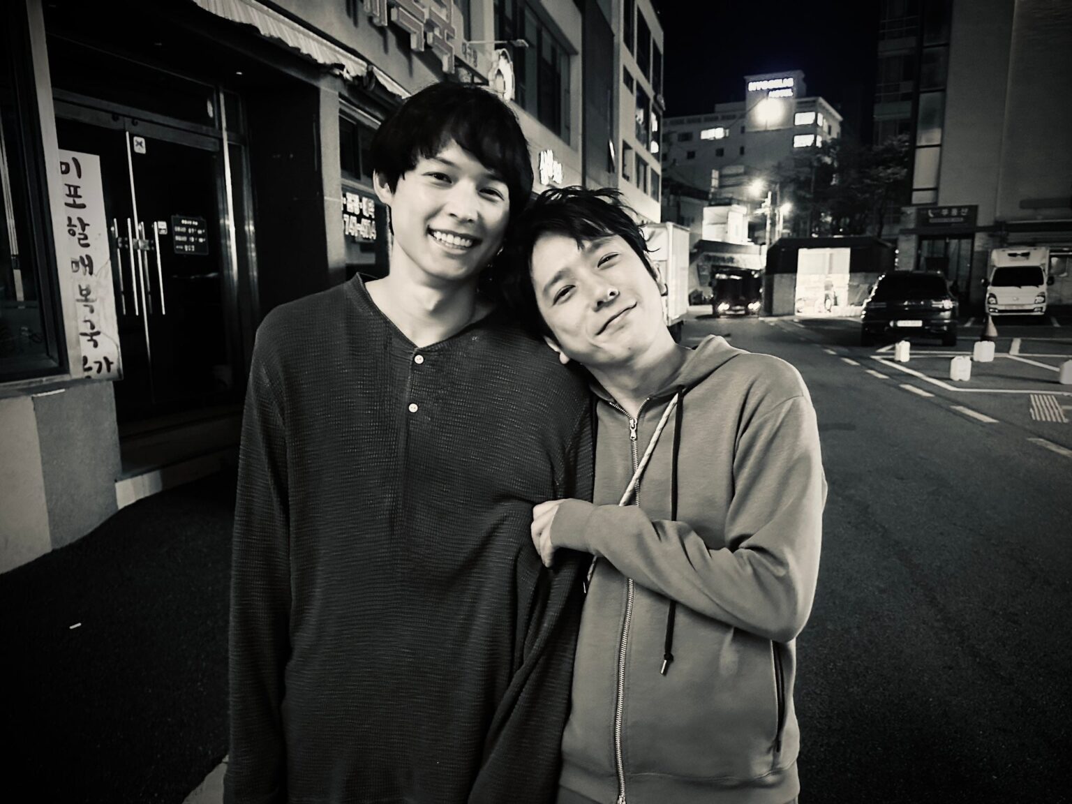 「カップルにしか見えない...！」二宮和也＆松村北斗の“寄り添い2ショット”にファン悶絶！ | 話題の投稿 | スポーツブル (スポブル)