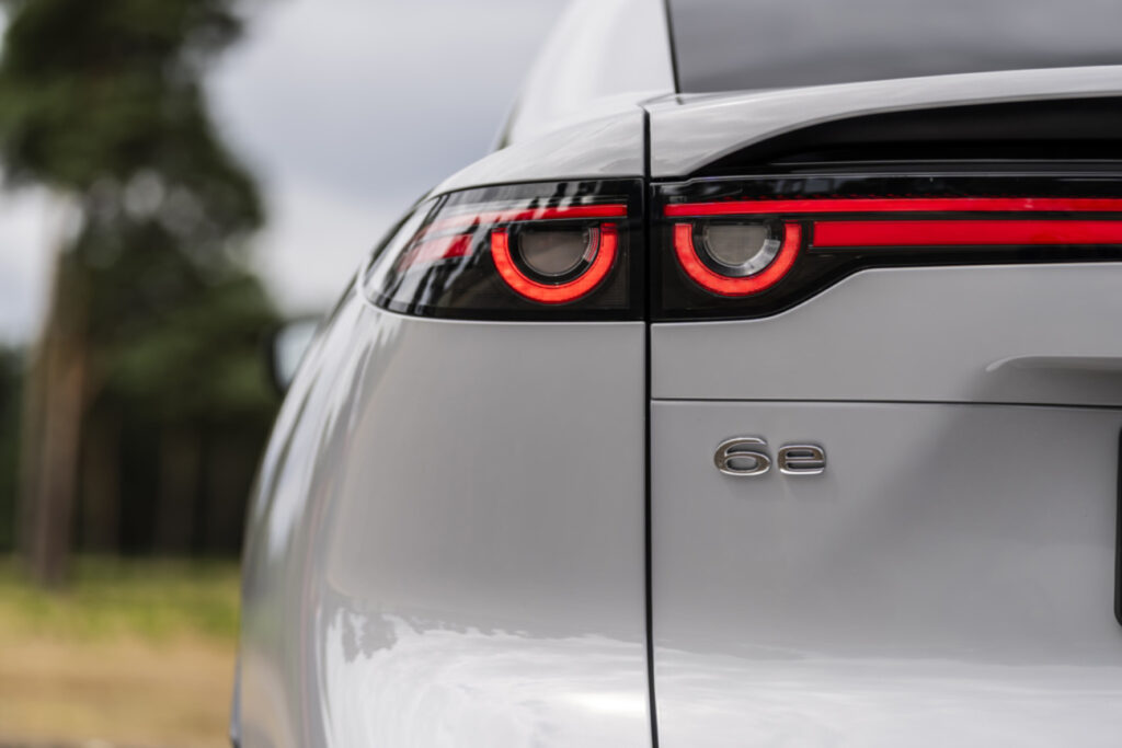 「MAZDA6e（右ハンドル）」と思われるテスト車両が英国でもスクープされました。 - つらつらとMAZDA
