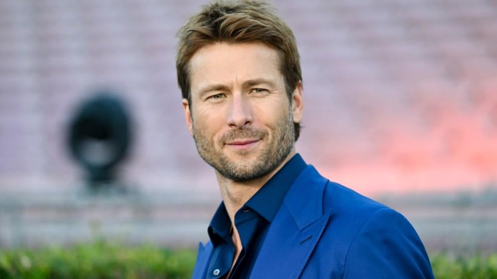 グレン・パウエルは、キャンセルされた俳優が一緒に写真を撮るように頼まれたと言い、物事は厄介になりました：「彼の顔は有毒です」と「これはおそらく良い考えではない」