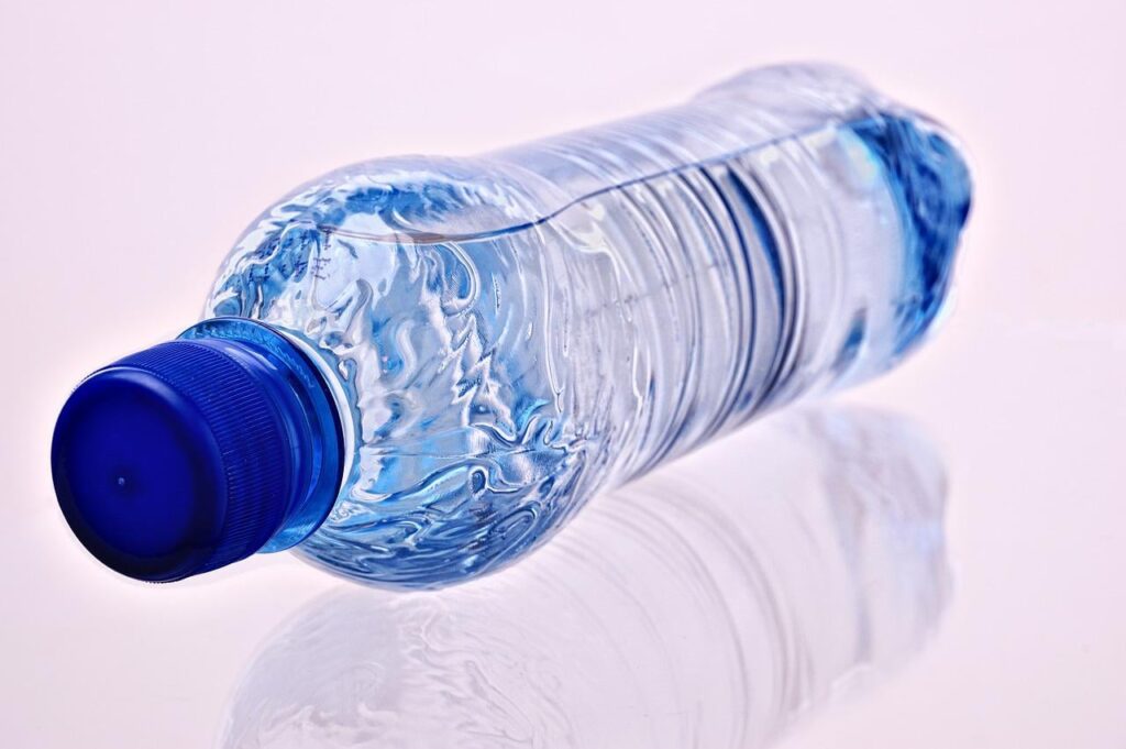 空港の0.5リットルの水のために3レイで上限に抑えられたProまたはConsの価格 /経済教師：価格の天井は、0.5リットルの水を空港からのマーケティングから即座に消滅させます