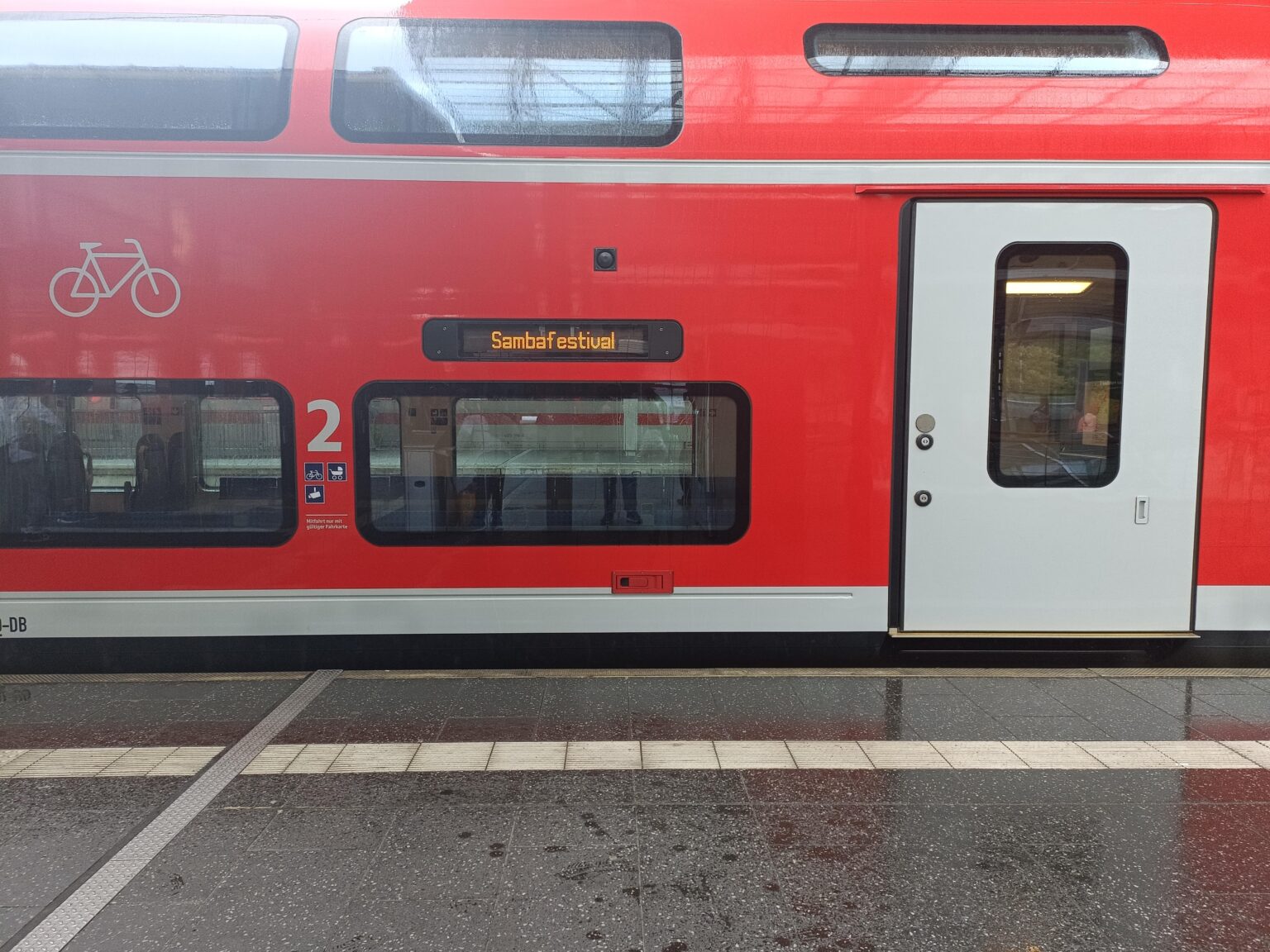 電車の展示に「サンバフェスティバル」を表示する理由を誰かが説明できますか？