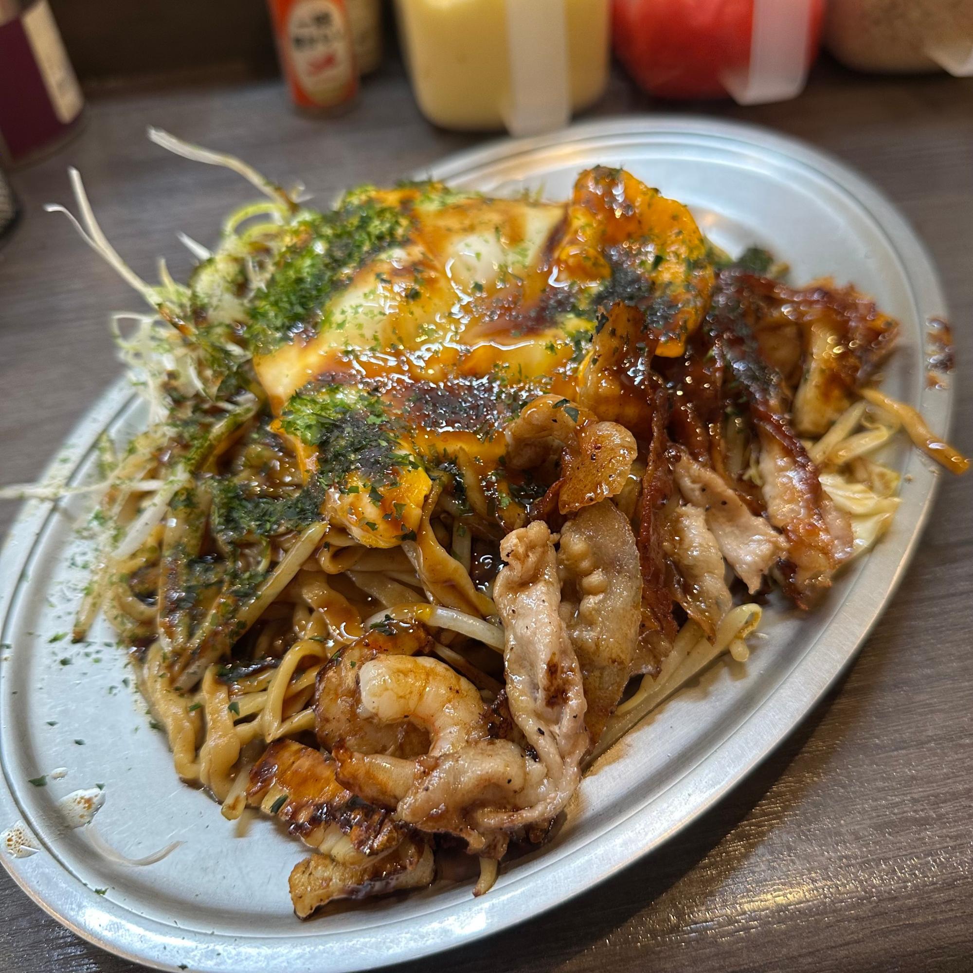 自家製ちぢれ麺×濃厚ソース＝唯一無二の味わい