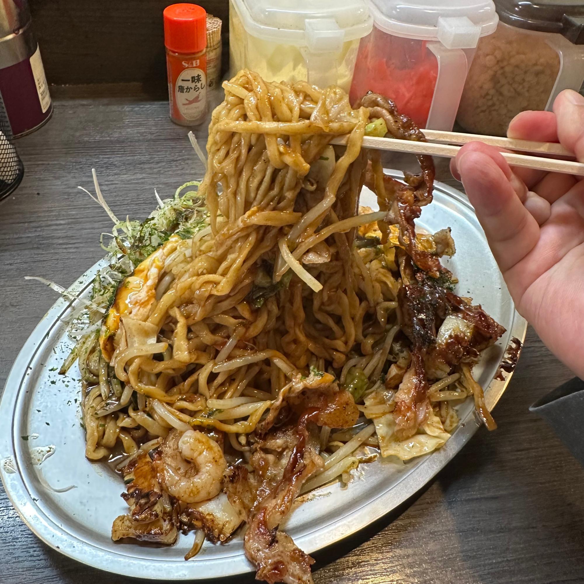 多加水・2日熟成で仕込まれた麺はモチモチ＆強いコシが特徴で、濃厚ソースとの相性抜群です。