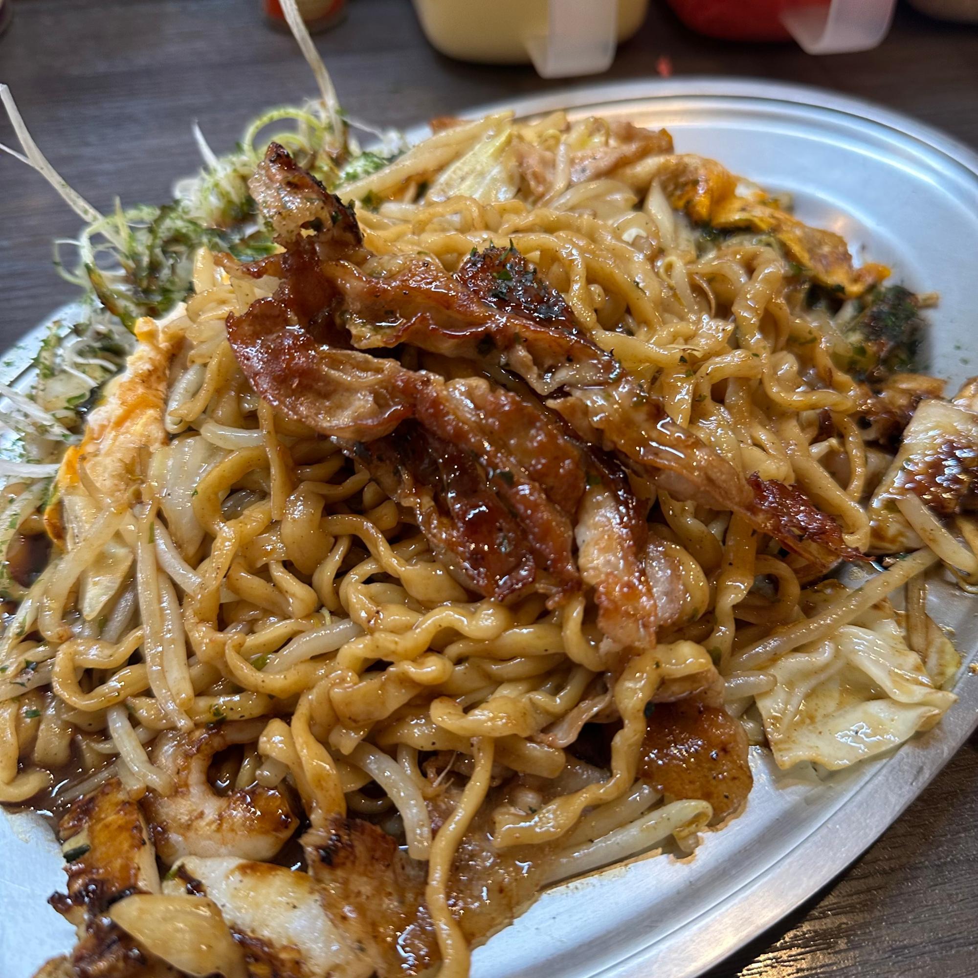 豚肉は鉄板で香ばしく焼かれていて、噛むと肉汁がじゅわっと広がります。