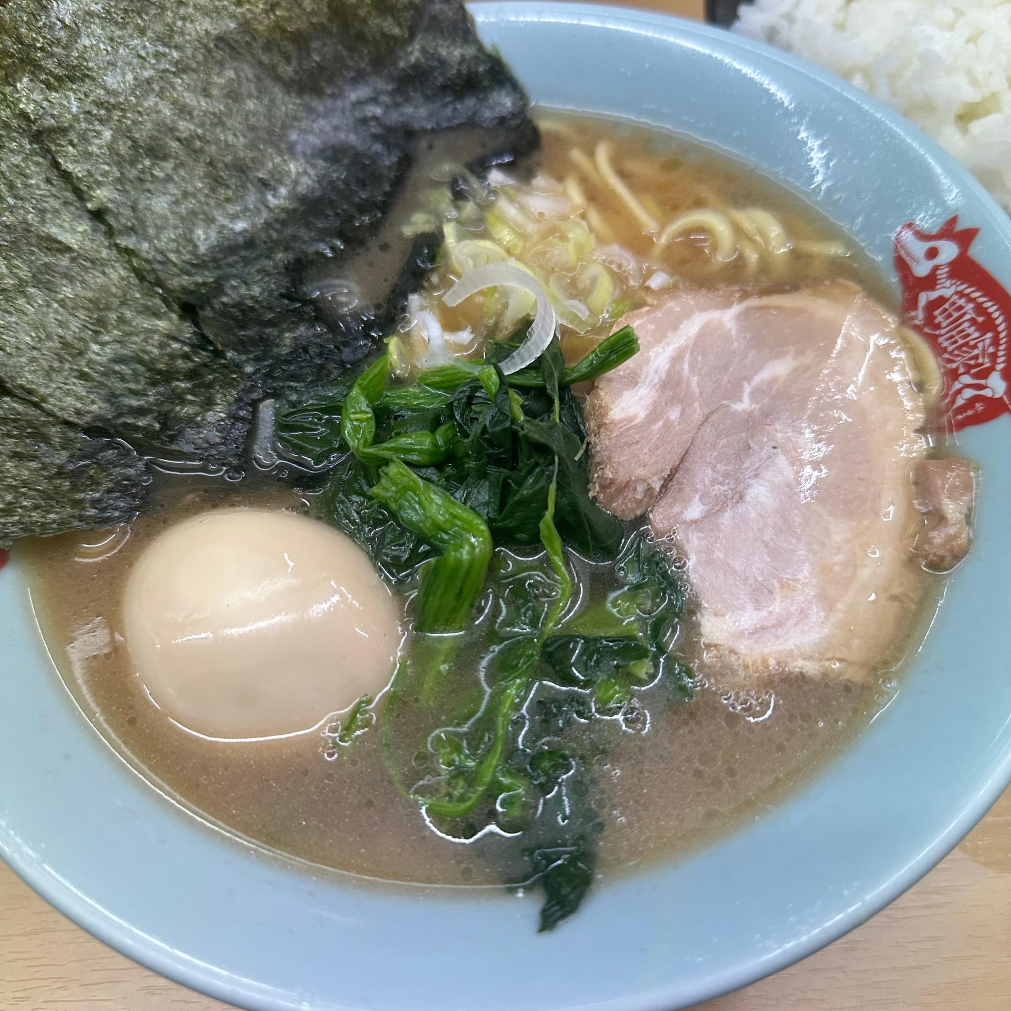 注文したのは「ラーメン並」（850円）に「味付け玉子」（120円）をトッピング。