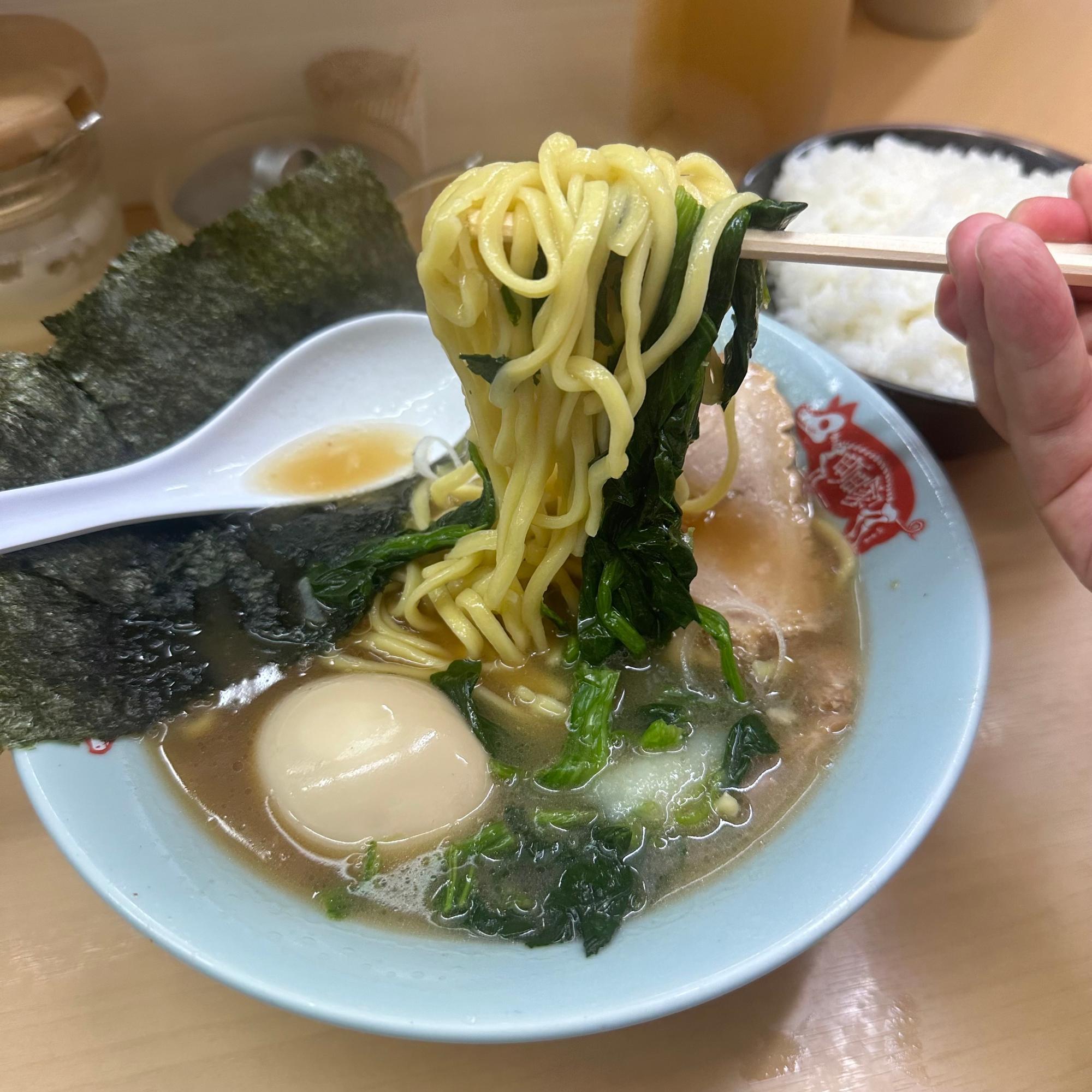 麺は家系御用達の酒井製麺による中太平打ち縮れ麺。