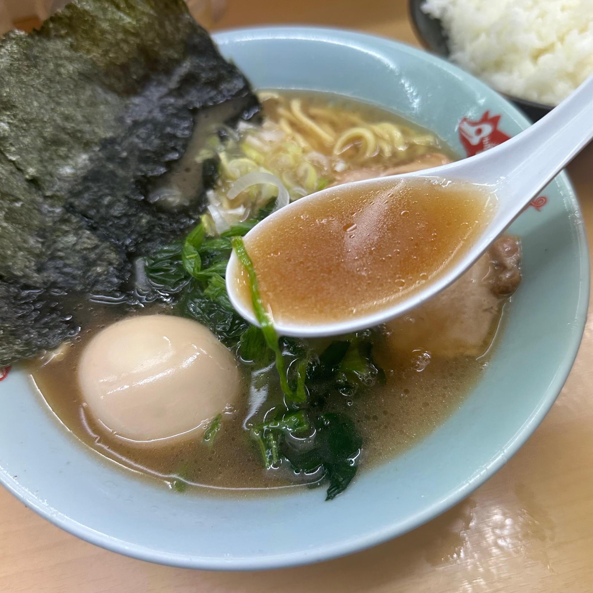 スープは豚骨よりも鶏ガラの風味が際立つライトな家系スタイル。