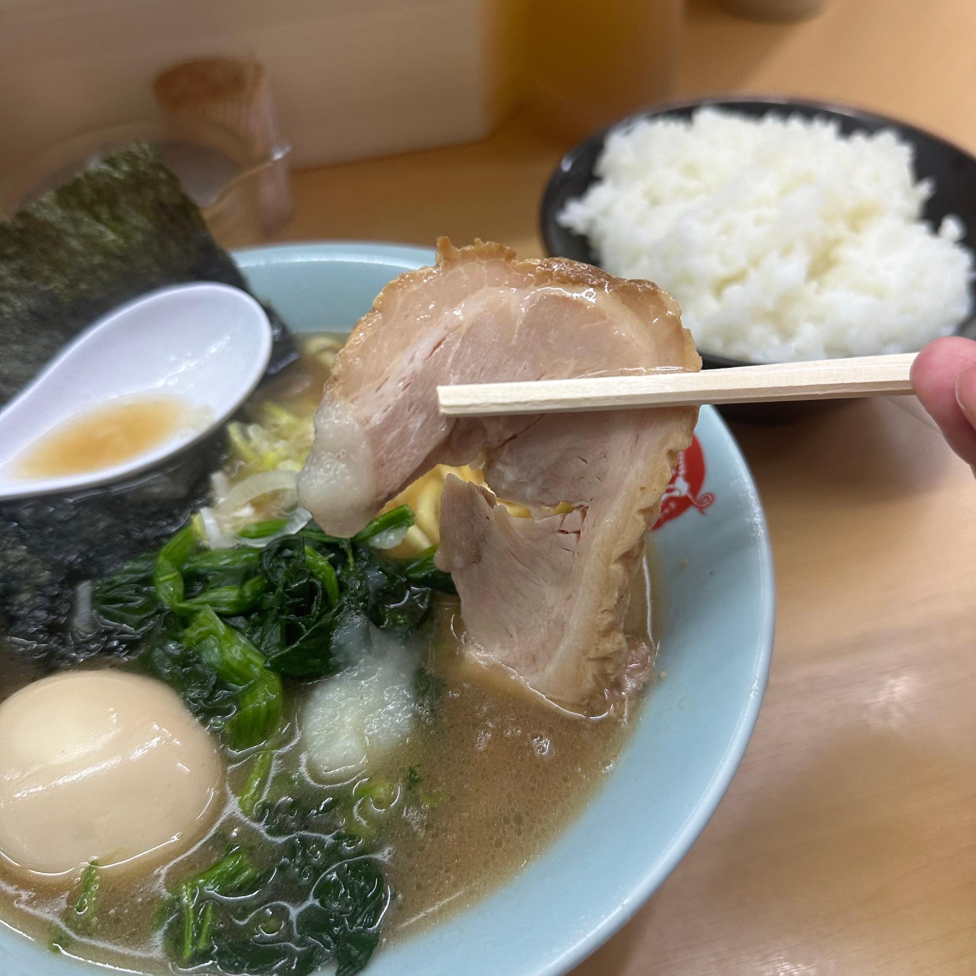 肩ロースのチャーシューは厚みがあり、ホロっと崩れる柔らかさで味付けも濃すぎず程よい仕上がり。