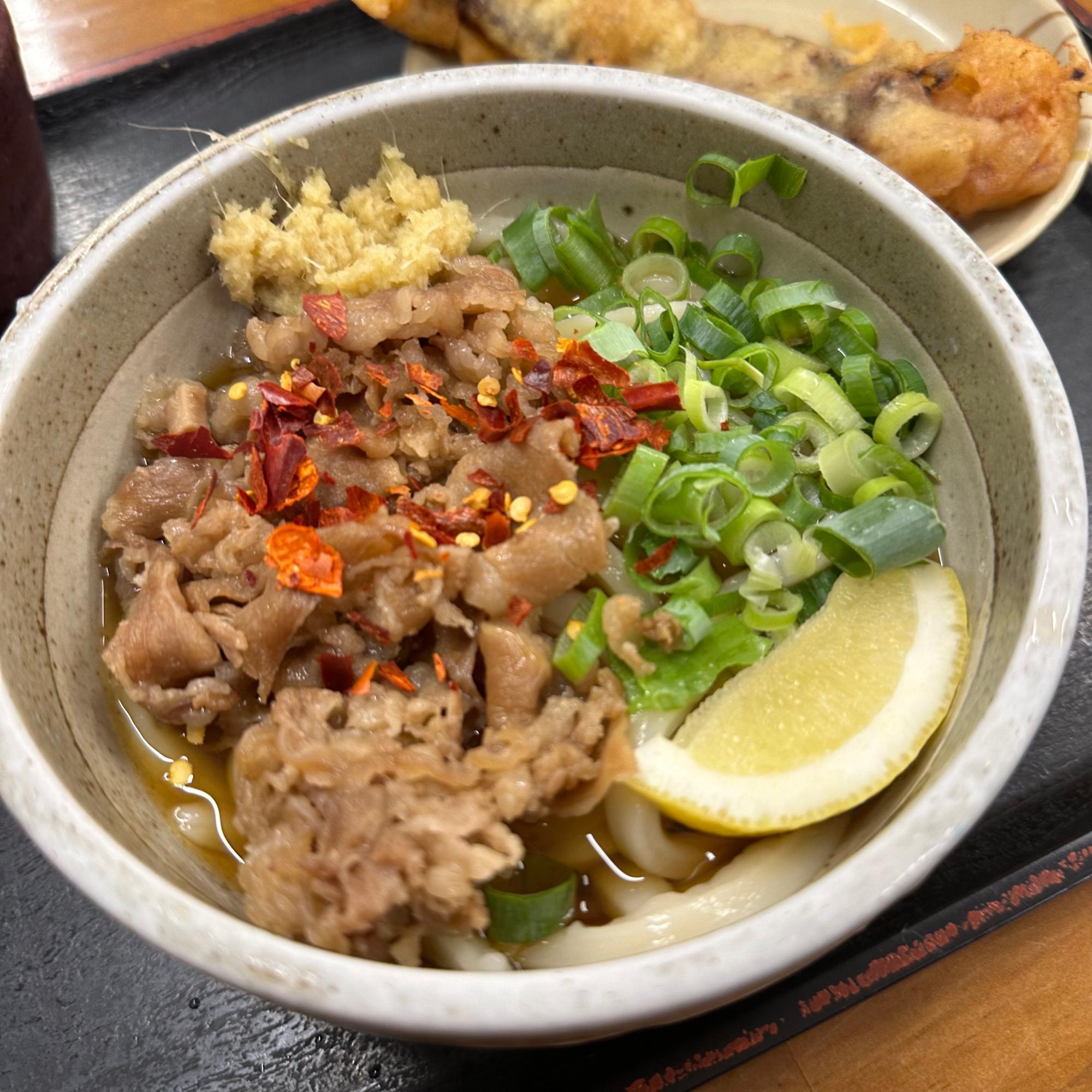 この日の注文は「牛肉ぶっかけ（440円）」と「ゲソ天（150円）」。