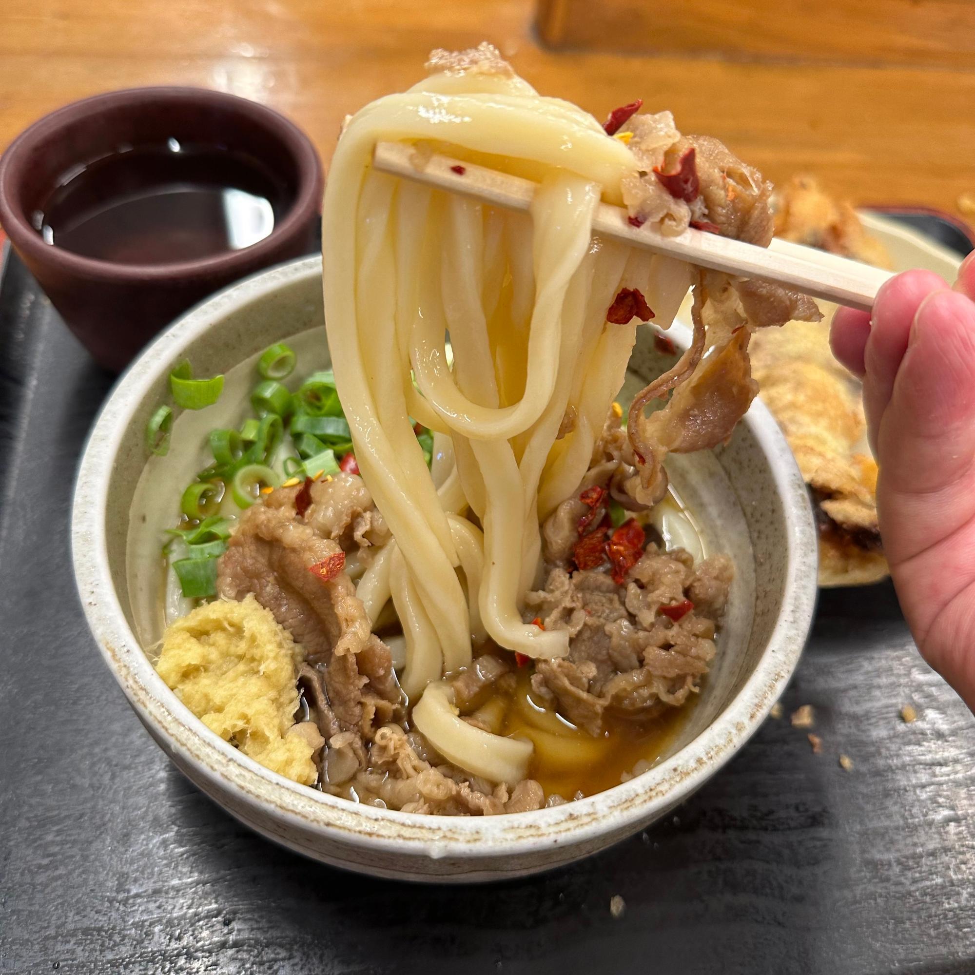うどんはもっちり、程よいコシでツヤツヤ。