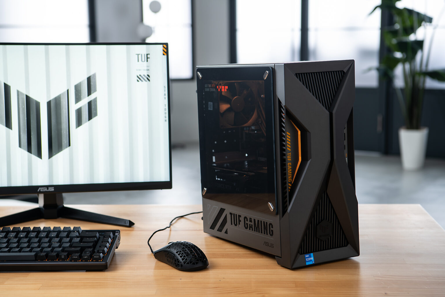 この見た目は脳がバグる！奥行きたったの30cmでビデオカードを搭載。最高のコンパクト&高性能ゲーミングPC ～「ASUS TUF Gaming T500 T500MV」を検証- PC Watch[Sponsored]
