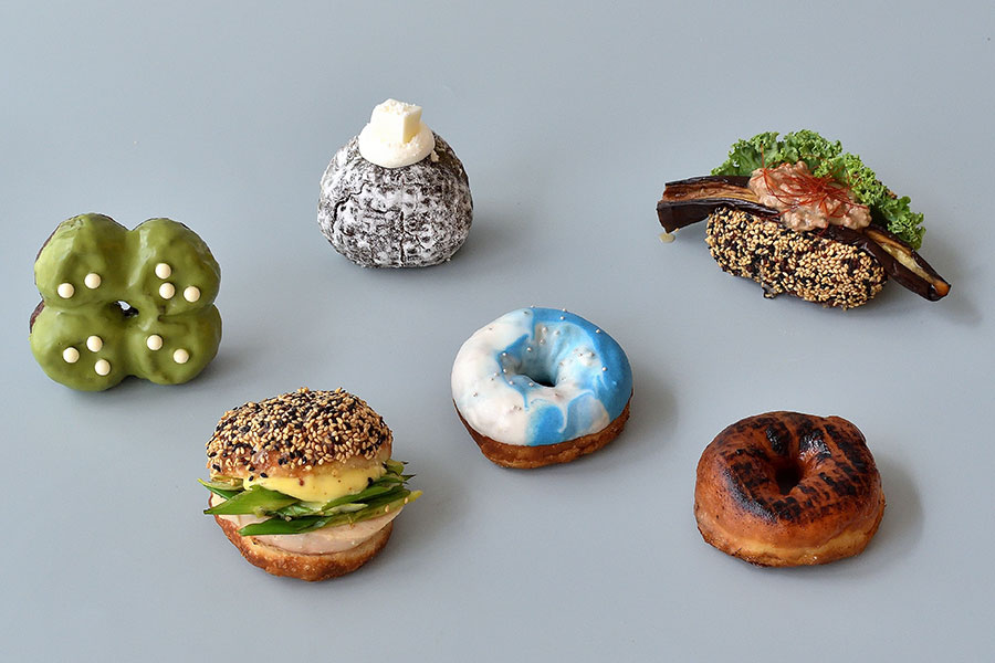 I'm donut？京都限定新商品（一部抜粋）/右上から時計回りに『京茄子そぼろあん』『みたらし』『スペイシーブルー』『九条ネギと鶏むね肉の柚子胡椒ゴマだれ』『黒胡麻生フレンチクルーラー』『ココナッツわらび』