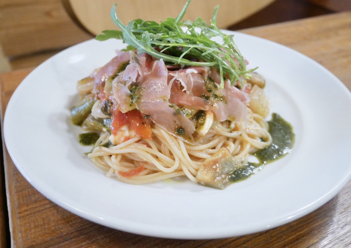 夏野菜のトマト煮と生ハム、モッツァレラの冷製パスタ