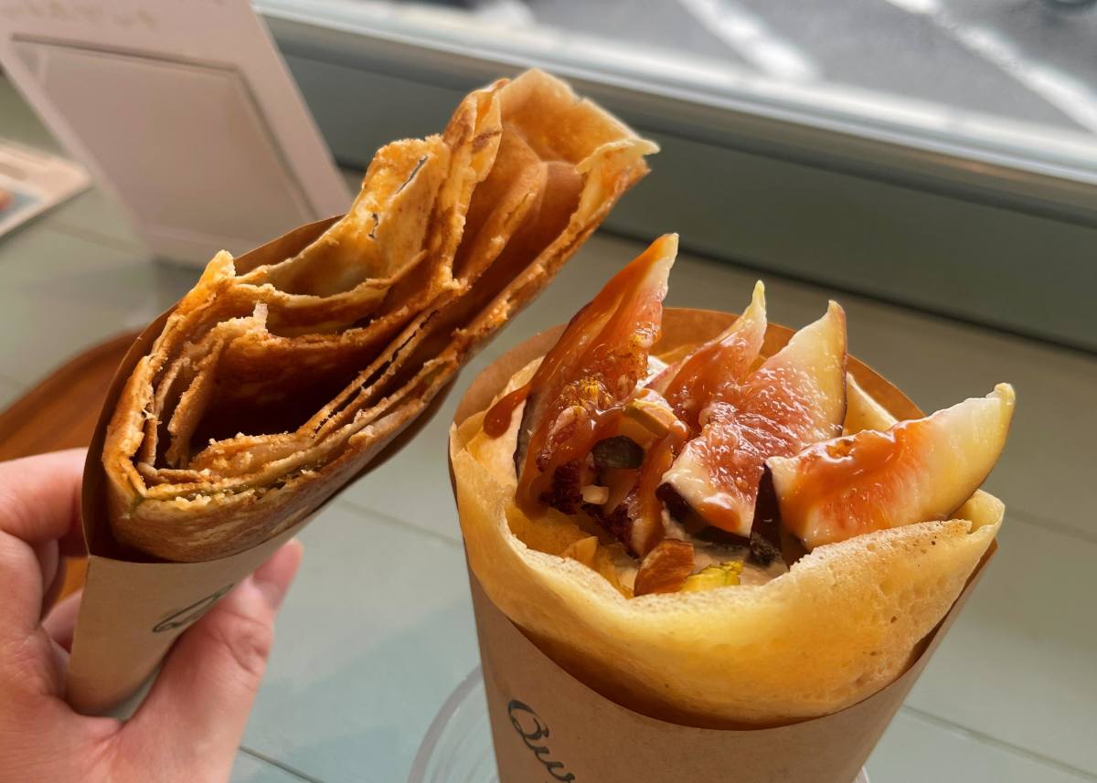 左「さくさくホットクレープ」生地・右「もちもちクレープ」生地