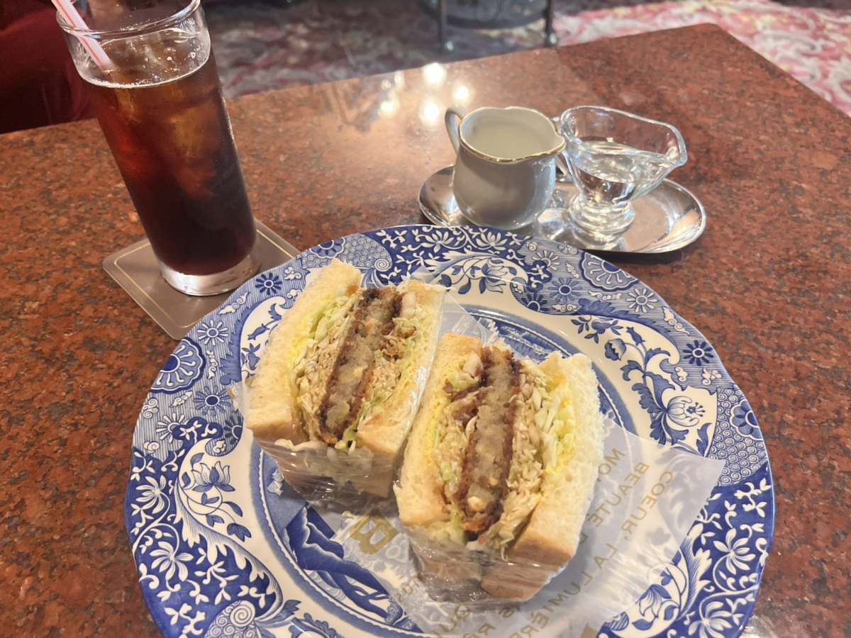 「和牛すじコロサンド」（690円）に、コーヒー（250円）をプラス