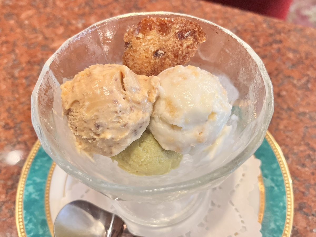 「手作りジェラート」700円　※ドリンクとセットで50円引き　（写真は、”ココナッツ”・”塩キャラメル”・”ピスタチオ”）