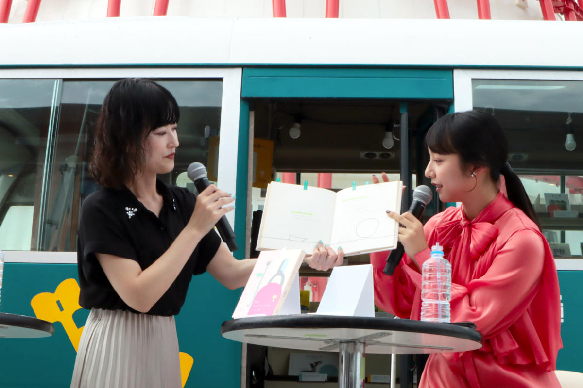 並ぶのは県ゆかりの著名人が選ぶ“人生の本”！移動式図書館「兵庫県 旅するキッカケ文庫」がスタート [画像]