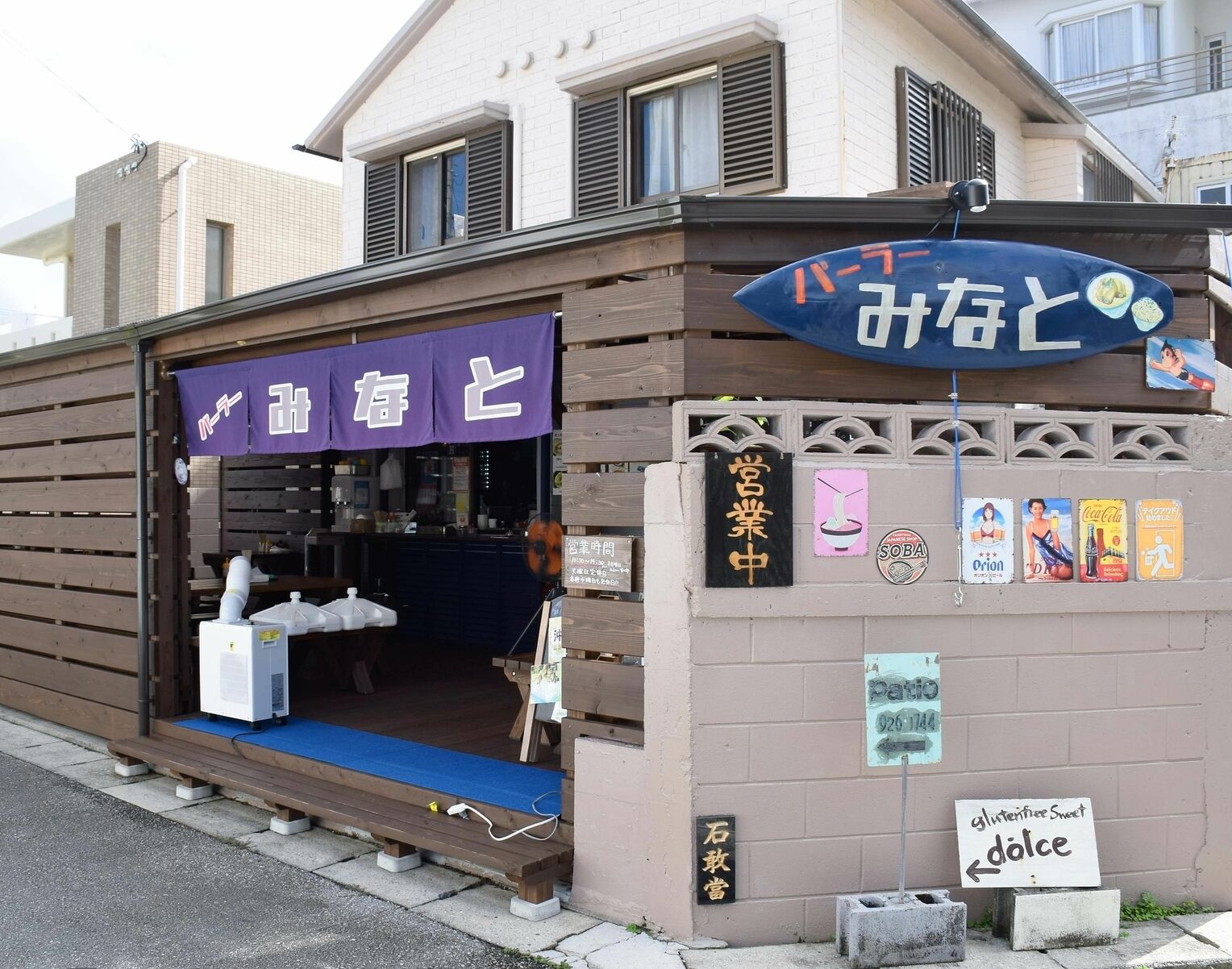 店主自宅の駐車場だった場所を改装した「パーラーみなと」