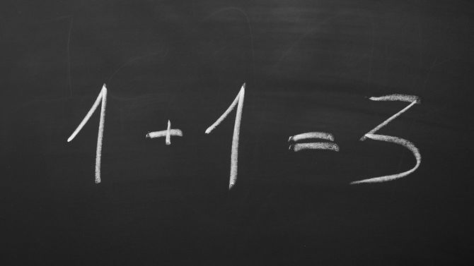 黒板に、1＋1＝3の数式