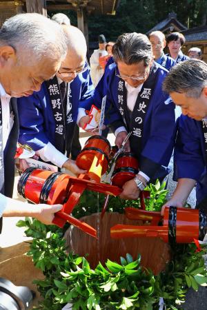「一番湯」奉納し繁栄を祈願 熊野本宮大社で献湯祭、和歌山 | 全国のニュース | 福井新聞ONLINE