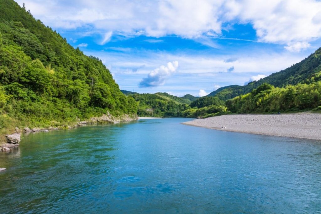 高知県で圧倒的な透明度を誇る仁淀川を撮影　「こんな川があるの？」「きれいな川の概念が覆される」 | LIMO | くらしとお金の経済メディア