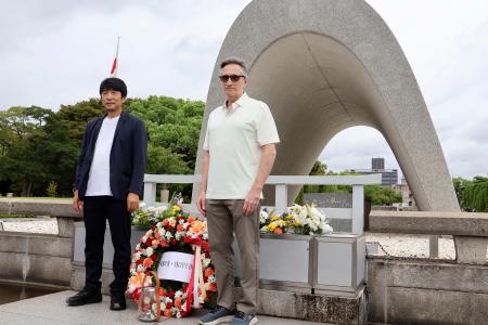 東条元首相のひ孫ら広島を訪問 元米大統領の孫と手つなぎ | | 全国のニュース