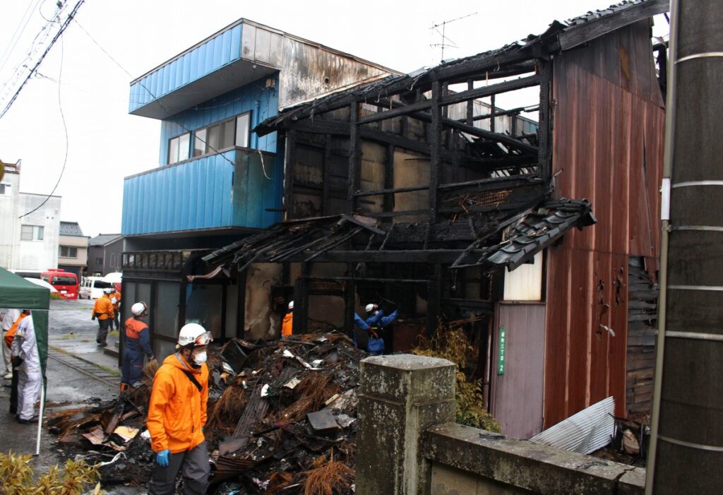 住宅火災で82歳女性が死亡…同居の長男を放火の疑いで逮捕 福井県鯖江市で6月発生、「火を付けたことは間違いない」 - 福井新聞社