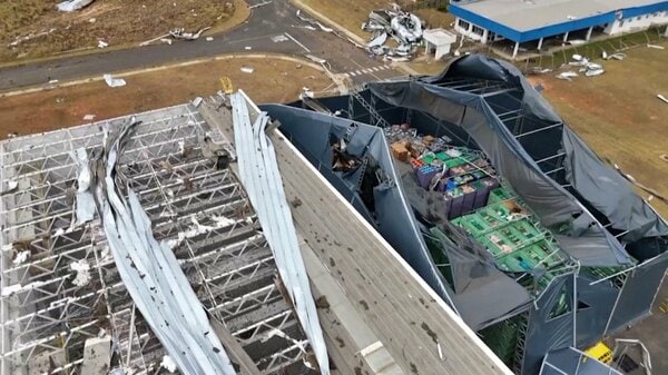 屋根吹き飛び、車は逆さまに…ブラジルのトヨタ工場の屋根全壊し生産停止 再開めど立たず 従業員約30人が軽傷｜FNNプライムオンライン - FNNプライムオンライン