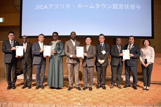 アフリカ諸国との「ホームタウン」に認定された国内4市の市長ら＝2025年8月21日、横浜市西区