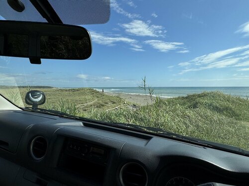 大活躍の日産キャラバン。東京の家にはハイエースがあるのですが、似たような形のクルマでも質感や剛性感は死ぬほど違います