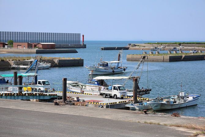 中津干潟が目前に広がる小祝漁港がかき養殖の拠点。ここから船で養殖場に向かう。干潟ではノリやアサリなどの養殖も行われ、沖合の底引き網漁では中津特産“つの字鱧”の水揚げも盛んだ。