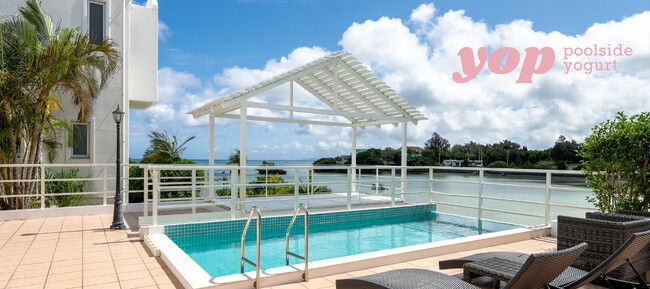 沖縄・恩納村に「ヨーグルトアイス専門店」誕生！『yop poolside yogurt』2025年9月1日（月）グランドオープン | PRTIMESプレスリリース