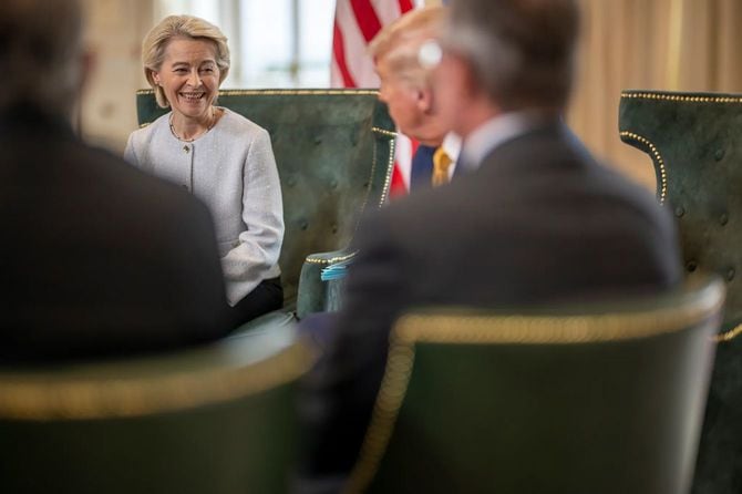 トランプ米大統領と会談する、EU欧州委員会のフォン・デア・ライエン委員長(2025年7月27日、英国、スコットランド)