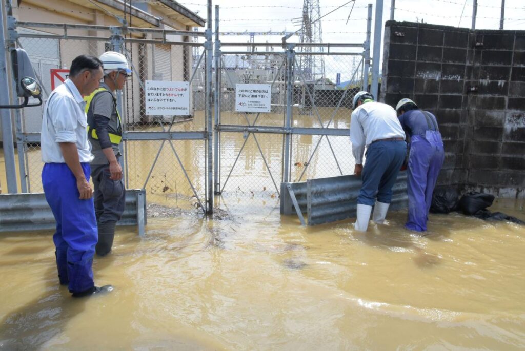 【新潟県内大雨・情報まとめ】落石で1人軽傷、住家浸水23件…北陸道の通行止め解除、冠水・土砂流入の国道8号も解除 上越市は渇水一転、大雨に - 新潟日報デジタルプラス