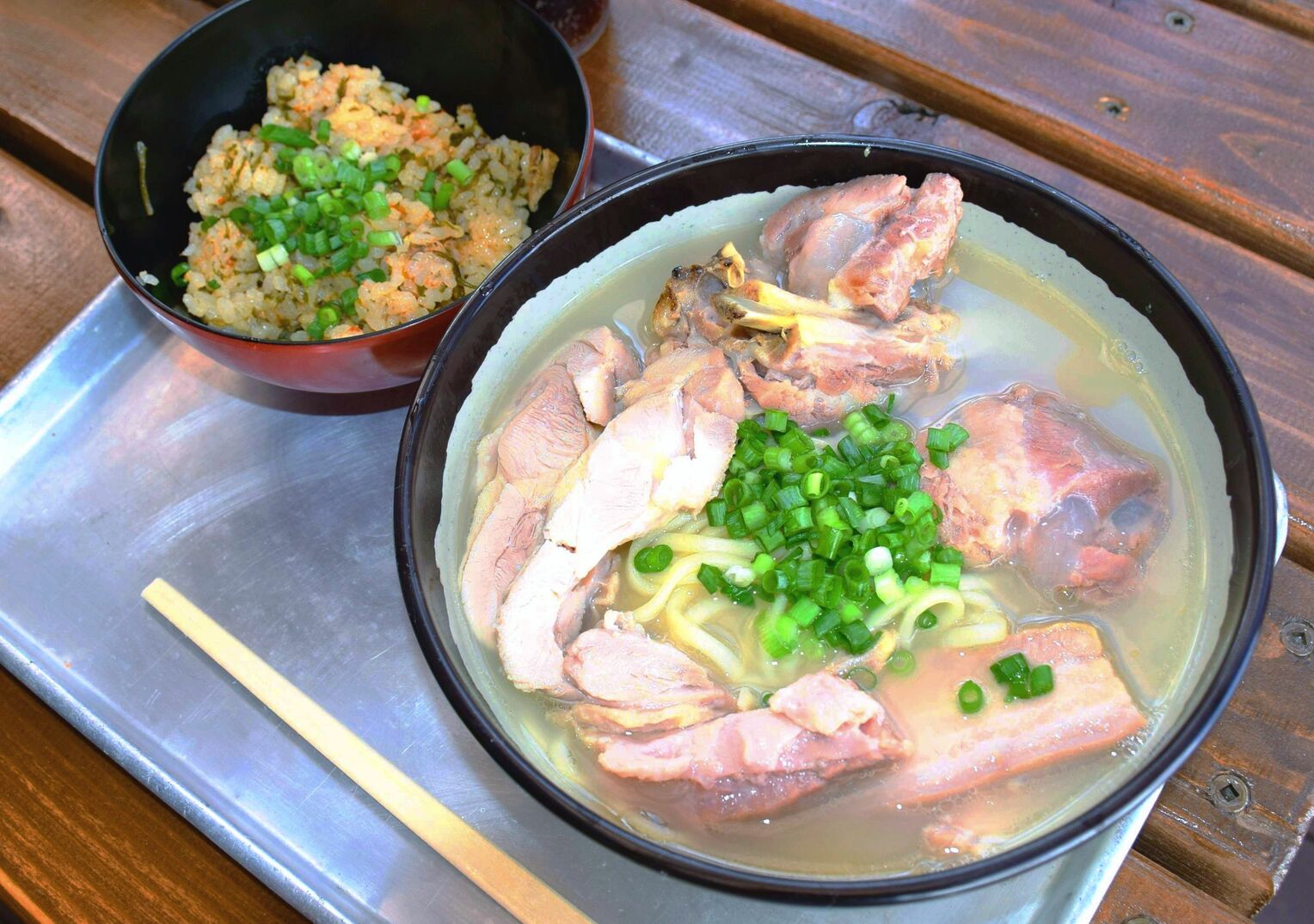 <div class="caption">三枚肉、本ソーキ、軟骨、チキンが全て入った「みなとそば」とジューシー＝８日、北谷町港</div>