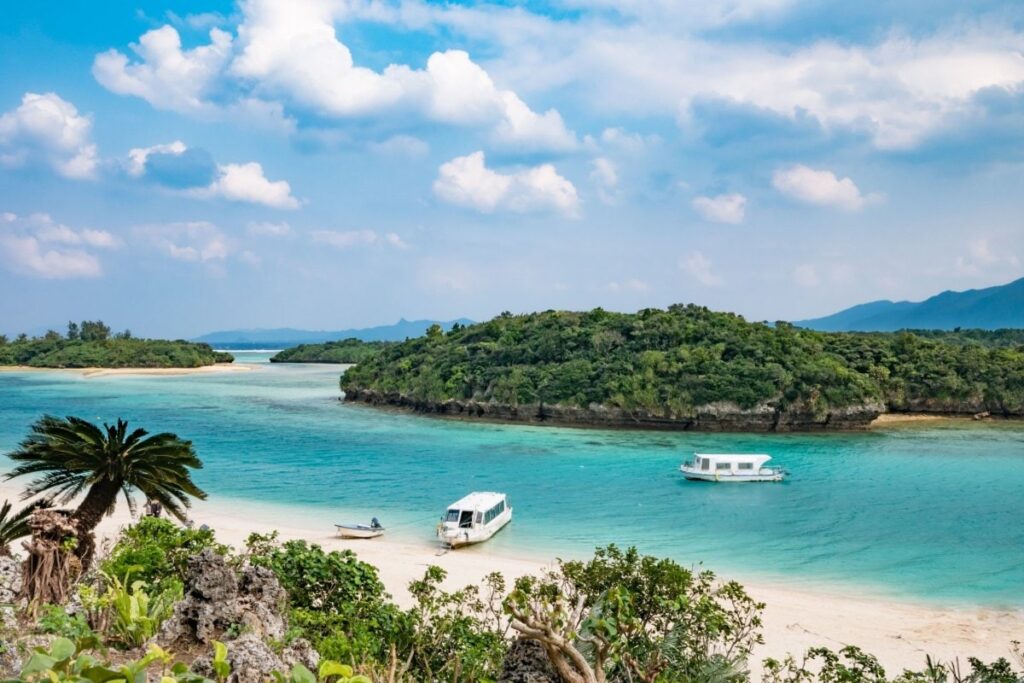 沖縄在住者がおすすめする「朝にしか見られない海」　予想以上の美しさに「透明感すごい」「とても穏やか」 | LIMO | くらしとお金の経済メディア