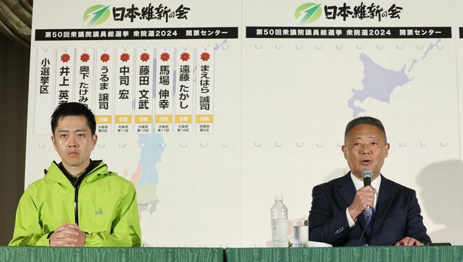 日本維新の会の開票センターで、記者会見する馬場伸幸代表（右）と吉村洋文共同代表（大阪府知事）＝2024年10月27日午後、大阪市北区