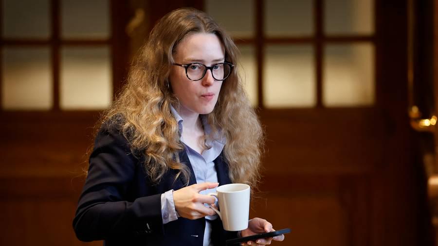 アキの難しい選択：謎を解決したままにしてください [Dermed har Aki-Matilda Høegh-Dam valgt den type orlov, der sikrer hende over 125.000 offentlige kroner i samlet vederlag om måneden.]
