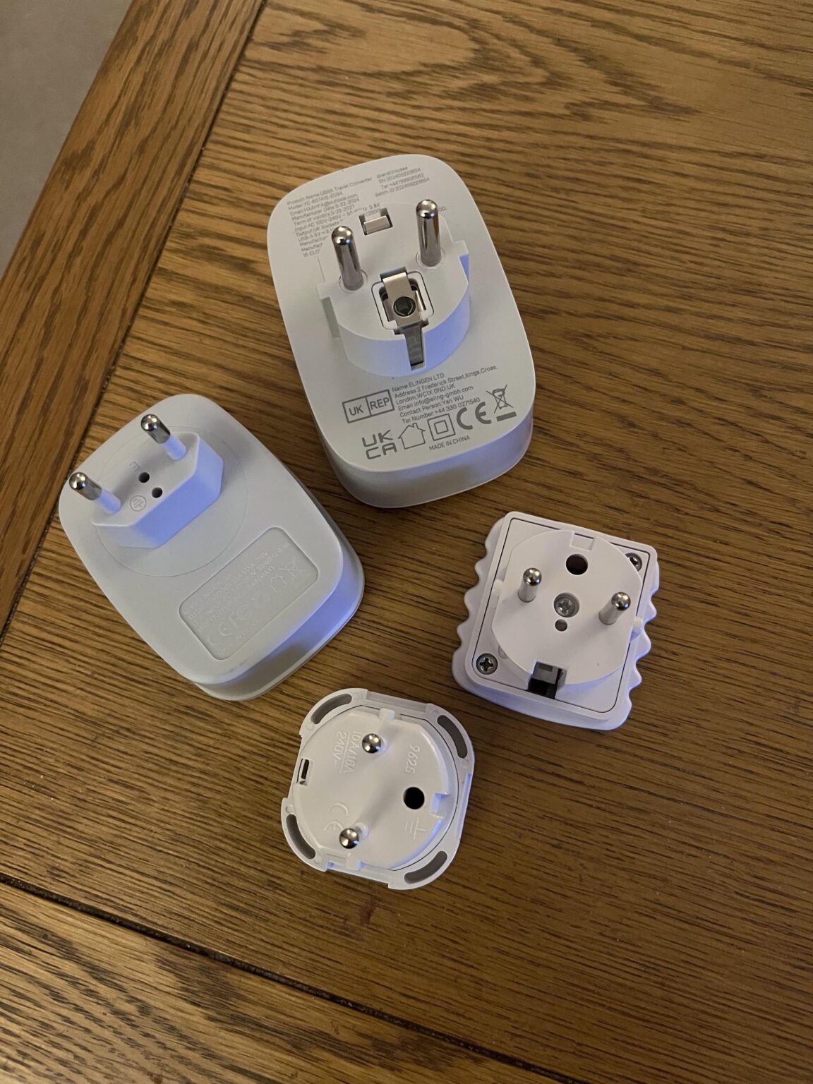 ラトビア用の正しい電気アダプターはありますか？