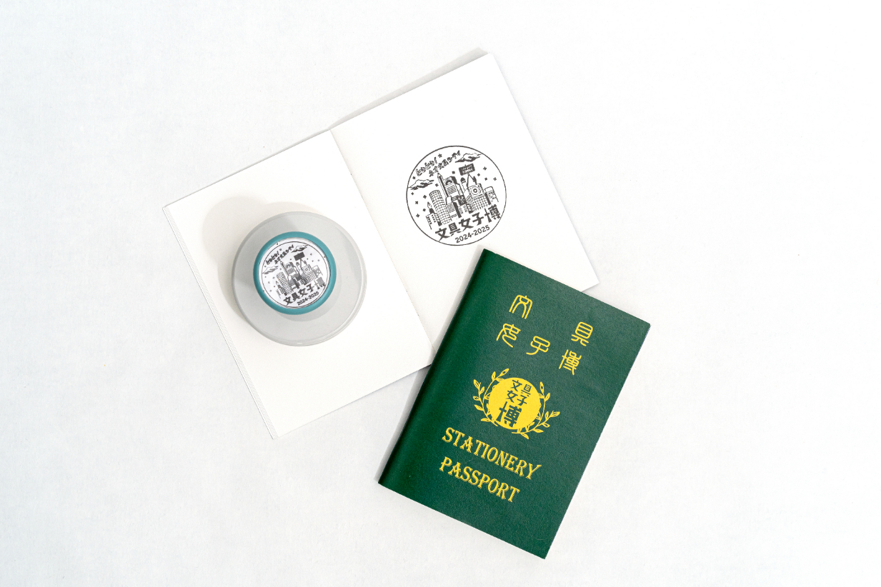 パスポート風ノート:1冊400円(税込/事務局にて販売/現金のみ) 協賛:MAISON ABLE ※ネオPin’sコレクションブースにて販売 ※スタンプは参加無料