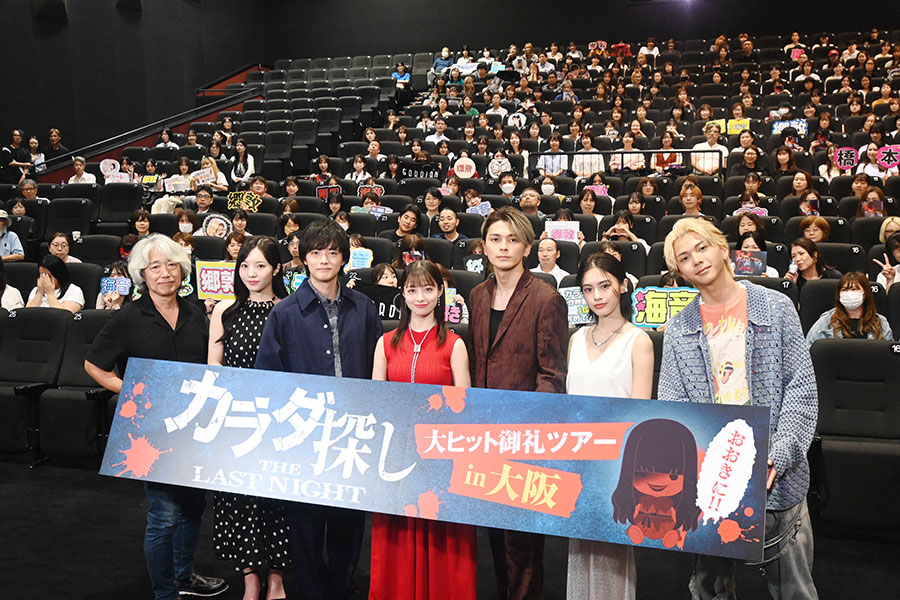 左から、『カラダ探し THE LAST NIGHT』の映画舞台挨拶に登壇した、羽住英一郎監督、本田真凜、櫻井海音、橋本環奈、眞栄田郷敦、安斉星来、吉田剛明（9月12日・大阪市内）