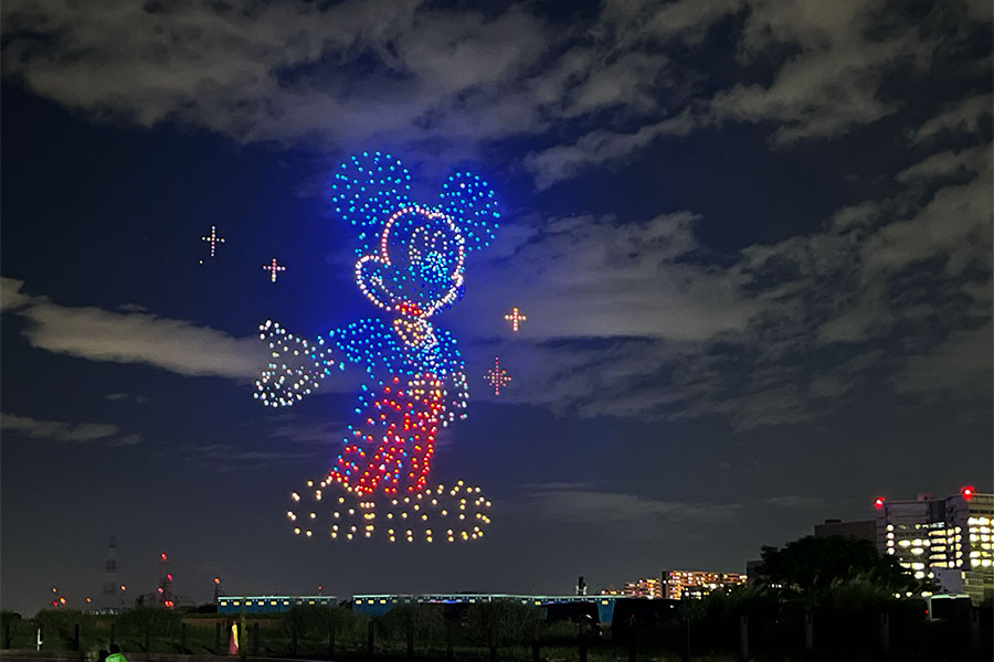 枚方の夜空に…巨大ミッキー出現！「くらわんか花火」初のディズニードローンショーに大歓声 | Lmaga.jp