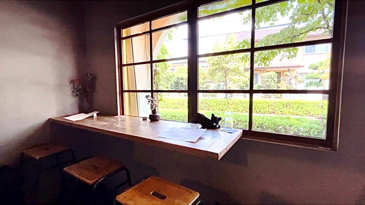 小手指の英国風カフェ「Lilly＆Qcumber」(リリー ＆ キューカンバー)のカウンター席