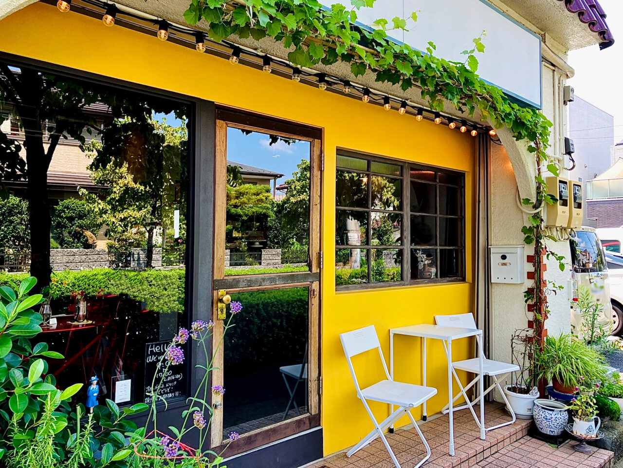 小手指の英国風カフェ「Lilly＆Qcumber」(リリー ＆ キューカンバー)の外観