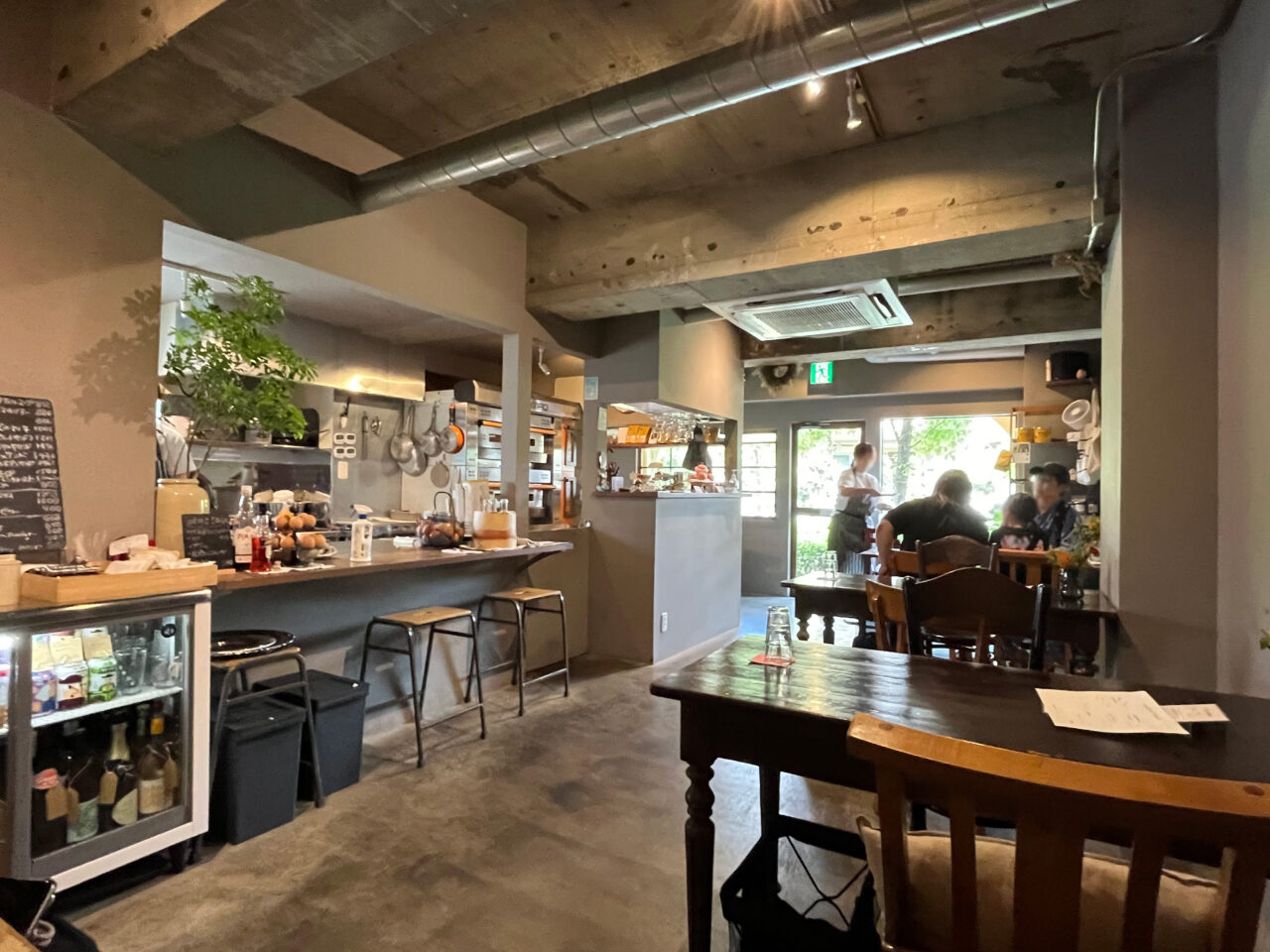 小手指の英国風カフェ「Lilly＆Qcumber」(リリー ＆ キューカンバー)の店内