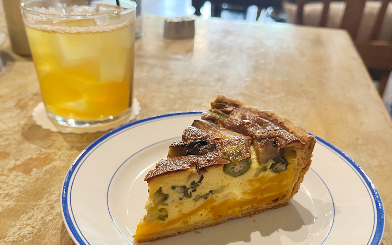 小手指の英国風カフェ「Lilly＆Qcumber」(リリー ＆ キューカンバー)のキッシュ