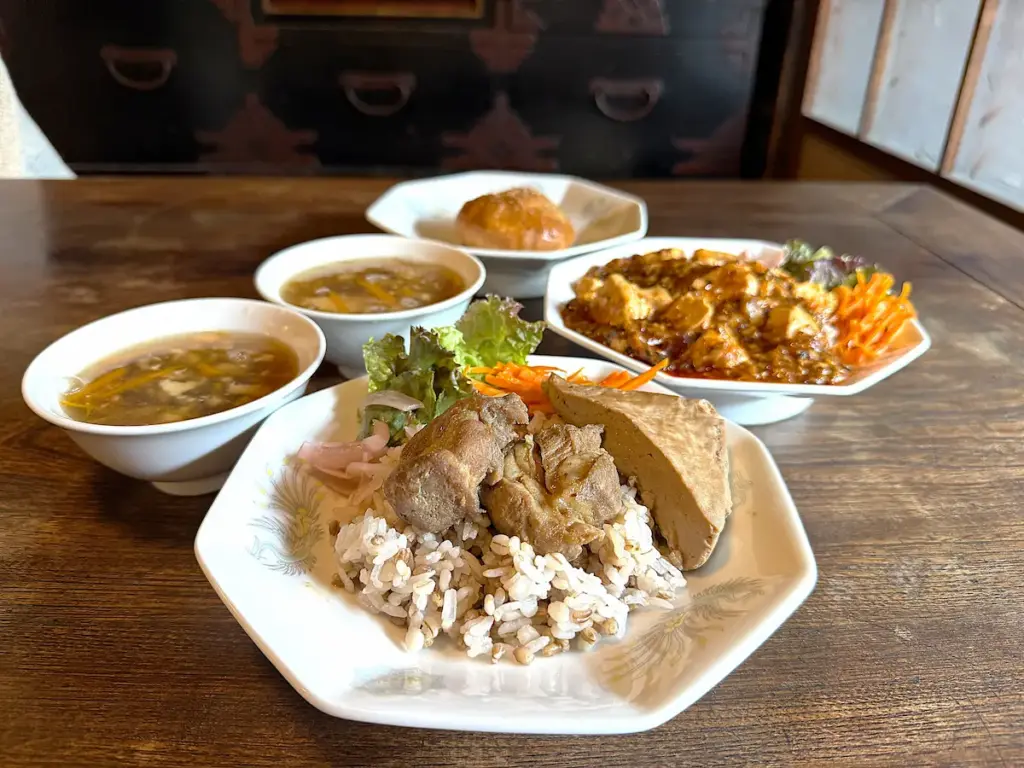 「八女里山的台湾飯店 kumu」の里山爌肉飯（クァンローハン）