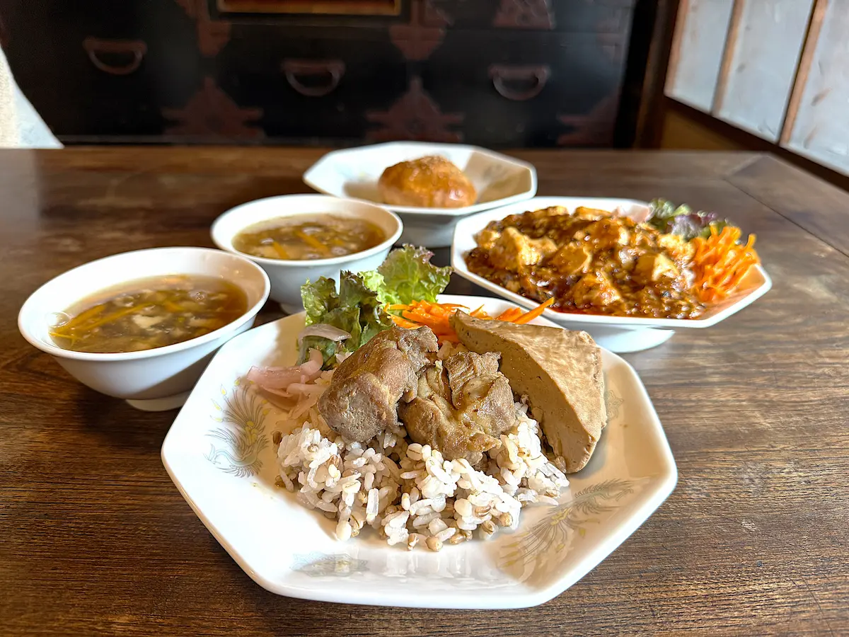 「八女里山的台湾飯店 kumu」の里山爌肉飯（クァンローハン）