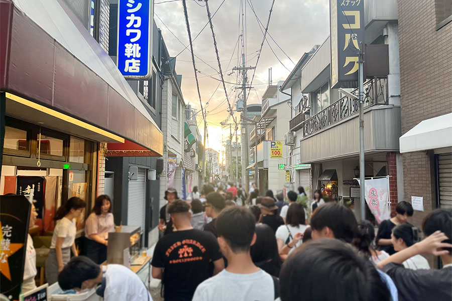 会場までの道のり、夕方5時頃でもこの混雑具合（9月21日・枚方市内 Lmaga.jp撮影）