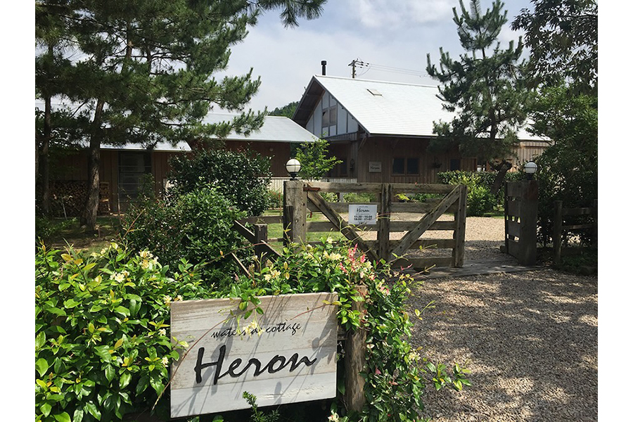 人気宿泊施設waterside cottage Heronに併設されたショップ、マル・デ・ラ・マルコでは、ポストカードの展覧会を開催